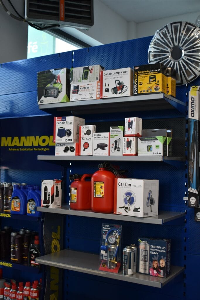 Prostowniki, akcesoria elektryczne, kanistry jak i zestawy do napełniania klimatyzacji.